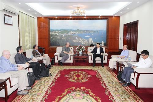 越南广宁省人民委员会主席阮德龙会见美国HHCP国际规划与设计公司总裁拉里•齐巴斯。（图片来源：广宁报网）