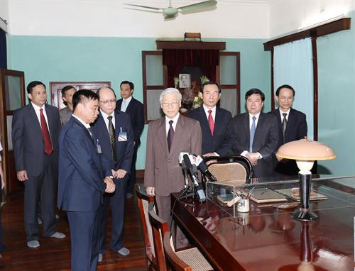 越共中央总书记阮富仲参观胡志明主席遗迹区的67号故居。（图片来源：越通社）