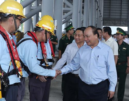 政府总理阮春福率团视察台塑集团河静钢铁兴业责任有限公司。越通社记者 统一 摄 政府总理阮春福率团视察台塑集团河静钢铁兴业责任有限公司。越通社记者 统一 摄