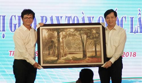 越俄友好协会代表向谅山省赠送纪念品。（图片来源：越通社）