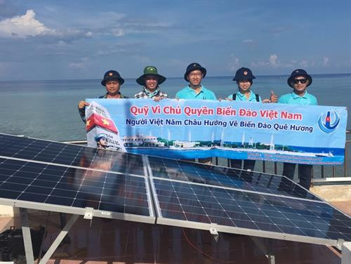 “致力于越南海洋海岛主权”基金会组织了在长沙安装太阳能电池系统。（图片来源：越通社）