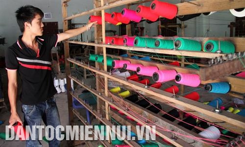 咸安县一个织锦作坊。记者 文贞 摄