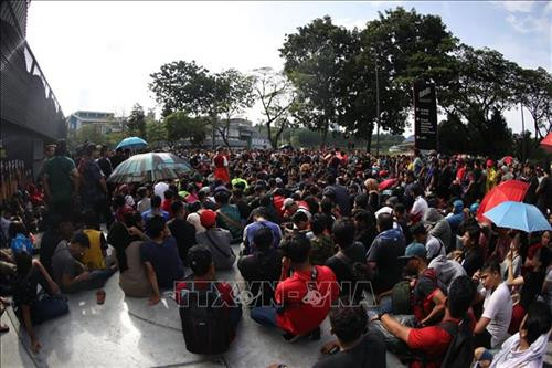 众多球迷在武吉加里尔国家体育场排队购买AFF Suzuki Cup 2018）决赛第一回合的门票。图自越通社