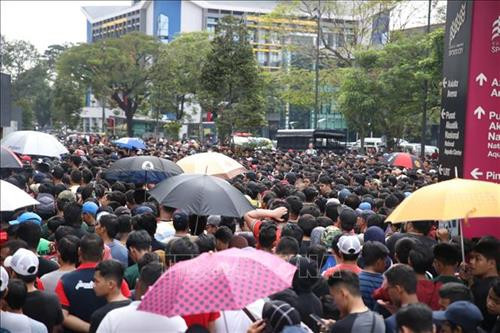 众多球迷在武吉加里尔国家体育场排队购买AFF Suzuki Cup 2018）决赛第一回合的门票。图自越通社