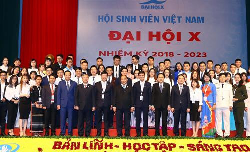 阮春福总理与参会代表合影。图自越通社