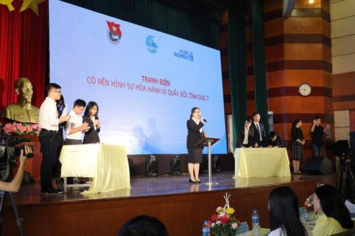 大学生分组讨论。图自thanhnien.vn