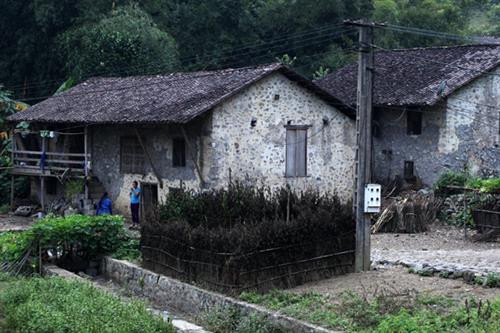 高平省重庆县谭水乡快极村岱依族人的石头高脚屋。图自因特网