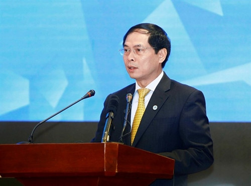 2017年APEC高官会主席、越南外交部副部长裴青山在会上发表讲话。(图片来源:越通社) 2017年APEC高官会主席、越南外交部副部长裴青山在会上发表讲话。(图片来源:越通社)