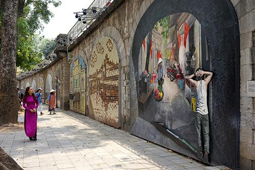 冯兴壁画街成为游览河内时不能错过的旅游景点之一。（玄眉 摄）