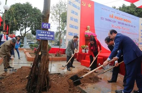 河内市委书记黄忠海(右四)出席植树节启动仪式。（图片来源：越通社）