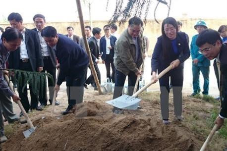 河内市委书记黄忠海（右三）出席植树节启动仪式。（图片来源：越通社）