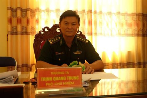 老街省边防部队政治副主任郑光忠上校。