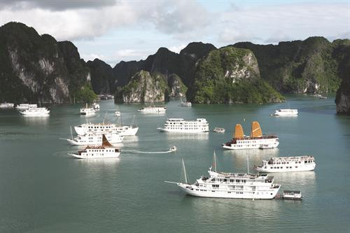 碧绿如玉的下龙湾水上熠熠夺目的豪华旅游船。