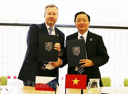 越南自然资源与环境部部长陈红河与捷克环境部长里哈德·布拉贝茨共同签署《越捷合作行动计划（2020-2025年）》。图自越通社