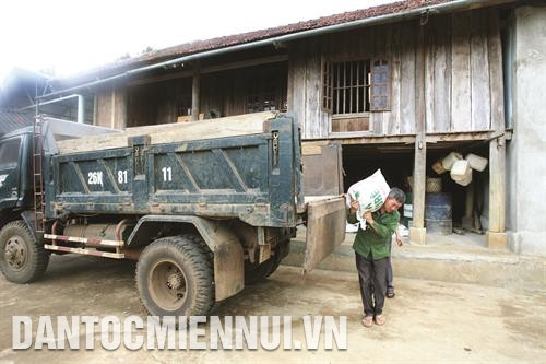 从各生产和经营活动,他一家每年收入达4亿越盾。 从各生产和经营活动,他一家每年收入达4亿越盾。