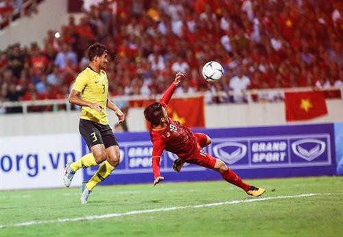 福克斯体育亚洲站对越南球员光海的表现,尤其是上半场第39分的进球给予了高度赞扬。图自越通社 福克斯体育亚洲站对越南球员光海的表现,尤其是上半场第39分的进球给予了高度赞扬。图自越通社