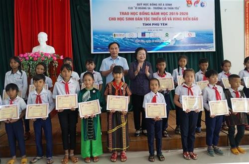 原越南国家副主席张美花颁发110份武阿丁助学金。图自越通社