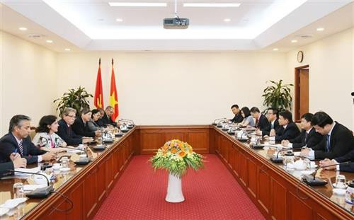 越共中央委员、越通社社长阮德利会见古巴共产党中央书记处书记、中央思想部部长维克托·高特·洛佩兹。图自越通社 越共中央委员、越通社社长阮德利会见古巴共产党中央书记处书记、中央思想部部长维克托·高特·洛佩兹。图自越通社