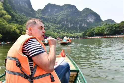 俄罗斯专家格里高利·特罗芬乔克参观宁平省长安旅游区。图自越通社