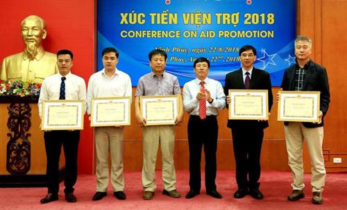 永福省人民委员会副主席向个人和组织颁发奖状。（图片来源：互联网）