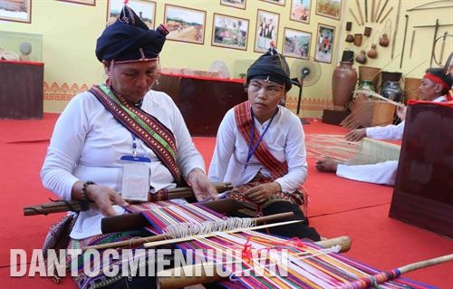 富安省占族艺人展演织锦艺术。记者 范强 摄 值此之际，政府副总理武德儋向当地政府颁发雁塔艺术建筑遗迹国家特殊遗产证书。这是绥和市玉十一世纪年代德占族文化遗迹。记者 范强 摄