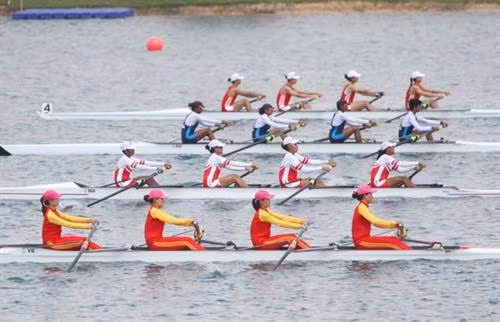 23日，越南女子赛艇队（左一）获2018年亚运会首枚金牌。图自互联网