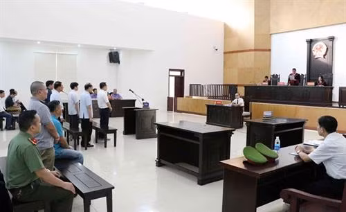 被告人听法庭宣判。图自越通社 被告人听法庭宣判。图自越通社