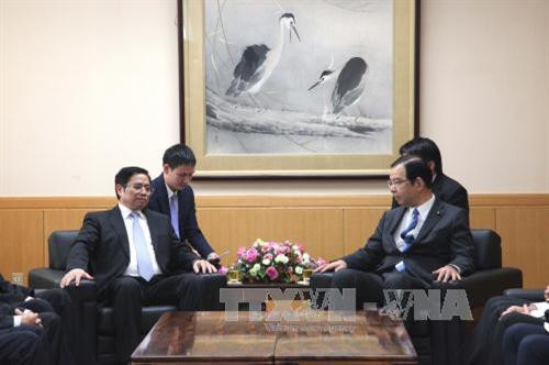 越共中央政治局委员、中央书记处书记范明政(左)与日本共产党领袖志位和夫。(图片来源:越通社) 越共中央政治局委员、中央书记处书记范明政(左)与日本共产党领袖志位和夫。(图片来源:越通社)