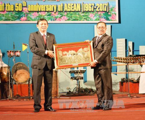 老挝代表团代表向得乐省领导赠送纪念品。（图片来源：越通社）