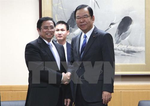 越共中央政治局委员、中央书记处书记范明政(左)与日本共产党领袖志位和夫。(图片来源:越通社) 越共中央政治局委员、中央书记处书记范明政(左)与日本共产党领袖志位和夫。(图片来源:越通社)