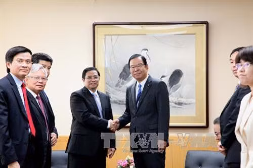 越共中央政治局委员、中央书记处书记范明政(左）与日本共产党领袖志位和夫。（图片来源：越通社）