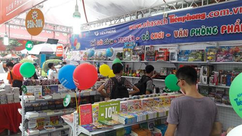 2017年第六届越南国际图书博览会吸引众多居民前来参观。(图片来源:因特网) 2017年第六届越南国际图书博览会吸引众多居民前来参观。(图片来源:因特网)