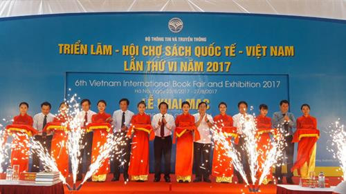 2017年第六届越南国际图书博览会正式开幕。(图片来源:因特网) 2017年第六届越南国际图书博览会正式开幕。(图片来源:因特网)