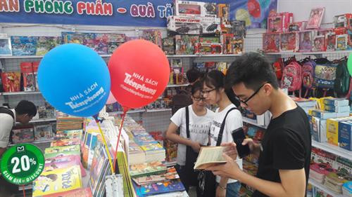 2017年第六届越南国际图书博览会吸引众多居民前来参观。(图片来源:因特网) 2017年第六届越南国际图书博览会吸引众多居民前来参观。(图片来源:因特网)