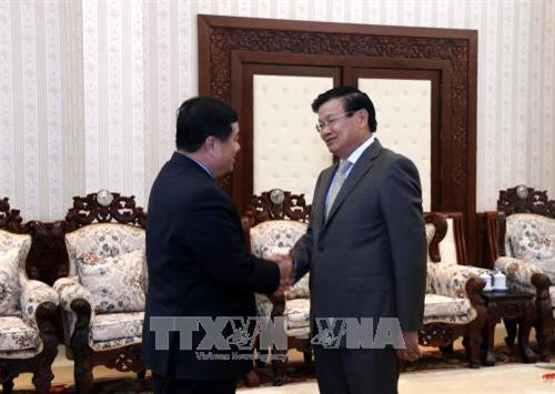 老挝政府总理通伦·西苏里(右)会见越共中央委员、计划与投资部部长、越老合作委员会主席阮志勇。(图片来源:越通社) 老挝政府总理通伦·西苏里(右)会见越共中央委员、计划与投资部部长、越老合作委员会主席阮志勇。(图片来源:越通社)