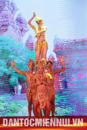 在河内市中心,首都人民观赏具有占族同胞特征的舞蹈。记者 安成达 摄 在河内市中心,首都人民观赏具有占族同胞特征的舞蹈。记者 安成达 摄