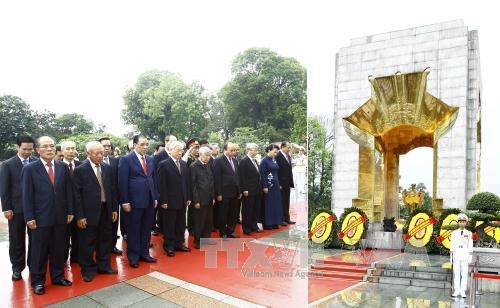 越南党和国家领导人代表团前往烈士纪念碑前，向各位英烈上香和敬献花圈。