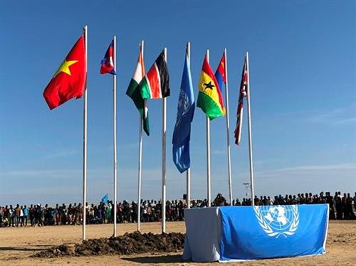 越南金星红旗与联合国及各国国旗在南苏丹的天空上飘扬 。图自越南《人民军报》