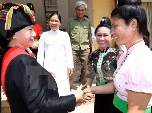 国会主席阮氏金银与奠边省居民亲切握手.（图片来源：越通社）