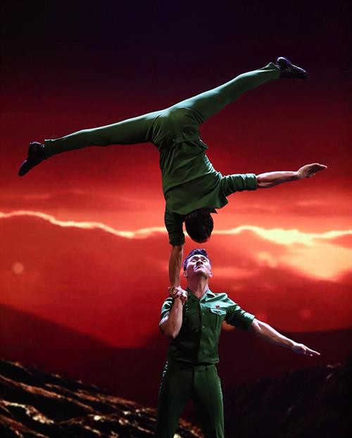 越南“杂技王子”江国基和江国业获得文化体育与旅游部的奖状 ảnh 3 越南“杂技王子”江国基和江国业获得文化体育与旅游部的奖状 ảnh 3