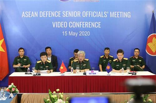 越南国防部副部长、越南东盟国防高官会代表团团长阮志咏上将主持会议。图自越通社
