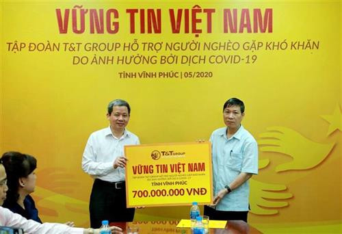 T&T集团向永福省祖国阵线委员会象征性地移交700份慰问品。图自越通社 T&T集团向永福省祖国阵线委员会象征性地移交700份慰问品。图自越通社