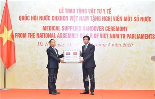 越南国会向世界多国议会捐赠医疗物资。图自越通社