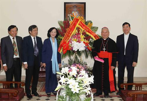中央民运部部长张氏梅向河内市天主教总教区枢机总主教阮文仁赠送鲜花。越通社记者 芳花 摄