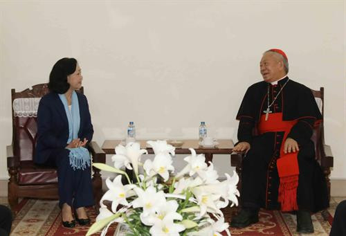 中央民运部部长张氏梅与河内市天主教总教区枢机总主教阮文仁。越通社记者 芳花 摄