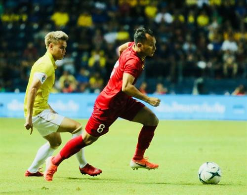 2019年泰国王杯友谊赛进行第二场比赛,泰国队迎战越南队。越通社记者 阮明进 摄 2019年泰国王杯友谊赛进行第二场比赛,泰国队迎战越南队。越通社记者 阮明进 摄