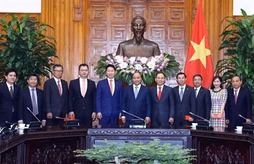 政府总理阮春福会见韩国SK集团董事长崔泰源。图自越通社 政府总理阮春福会见韩国SK集团董事长崔泰源。图自越通社