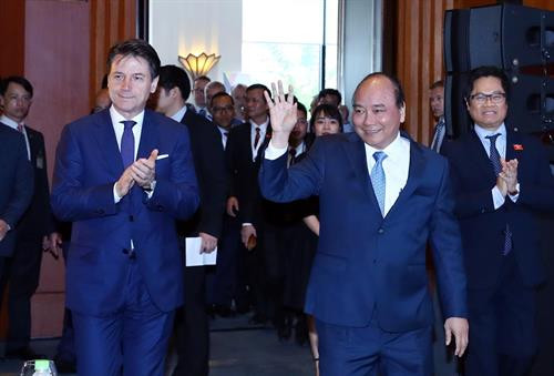 越南政府总理阮春福与意大利总理朱塞佩·孔特。图自越通社