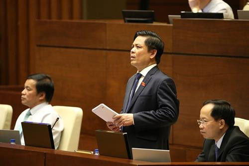 越南交通运输部部长阮文体对国会代表的询问进行答复。图自越通社