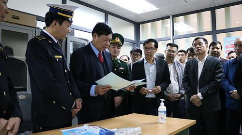 卫生部检查边境省谅山nCoV病毒引起的急性呼吸道感染防治工作。图自互联网